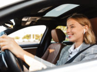 Auricolari e cuffie: sono sicuri alla guida di un’automobile?