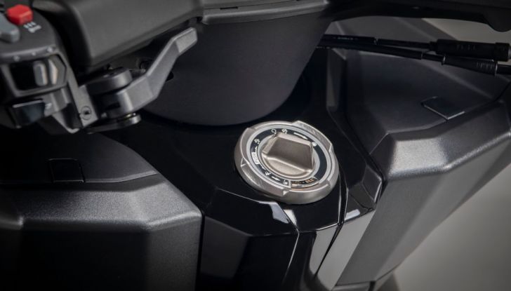 Kymco AK 550 ETS: motore Euro 5 e tante soluzioni pratiche - Foto 14 di 25