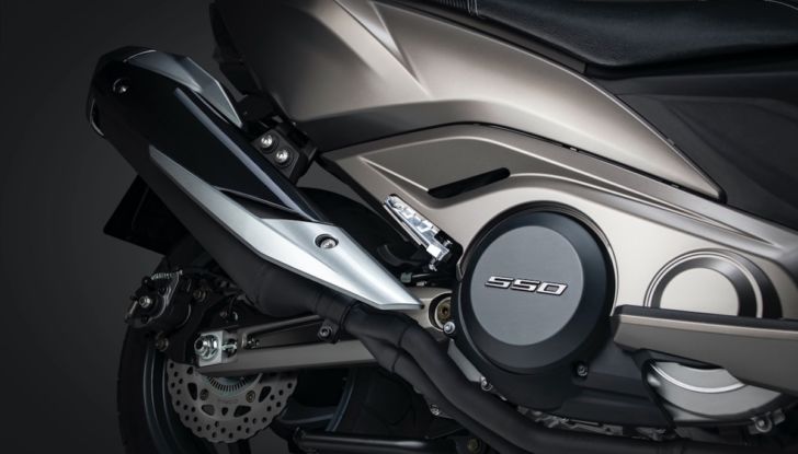 Kymco AK 550 ETS: motore Euro 5 e tante soluzioni pratiche - Foto 18 di 25