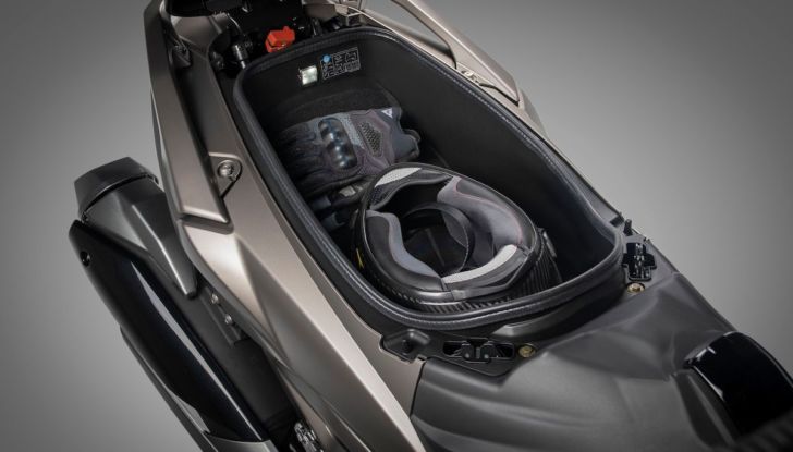 Kymco AK 550 ETS: motore Euro 5 e tante soluzioni pratiche - Foto 4 di 25