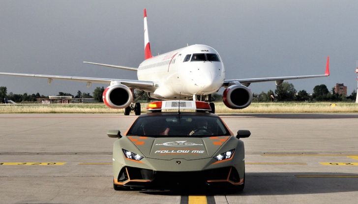 Nuova Lamborghini Huracan Evo Follow Me all’aeroporto di Bologna - Foto 6 di 6