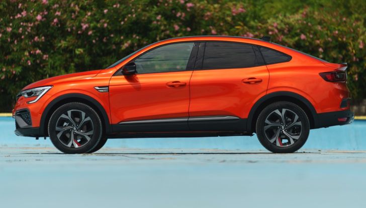 Prova su strada Renault Arkana Full Hybrid, il SUV Coupé ibrido con tre motori [VIDEO] - Foto 11 di 39