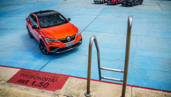 Prova su strada Renault Arkana Full Hybrid, il SUV Coupé ibrido con tre motori [VIDEO] - Foto 24 di 39