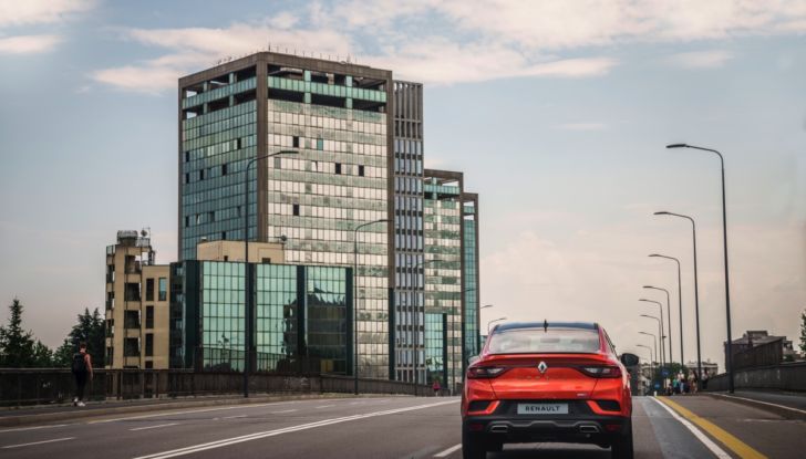 Prova su strada Renault Arkana Full Hybrid, il SUV Coupé ibrido con tre motori [VIDEO] - Foto 30 di 39