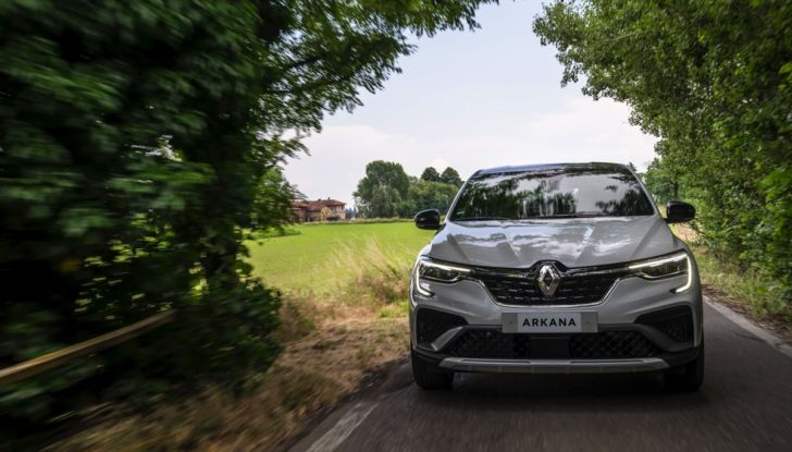 Prova su strada Renault Arkana Full Hybrid, il SUV Coupé ibrido con tre motori [VIDEO] - Foto 35 di 39
