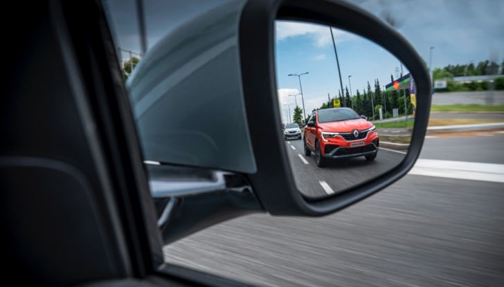 Prova su strada Renault Arkana Full Hybrid, il SUV Coupé ibrido con tre motori [VIDEO] - Foto 38 di 39