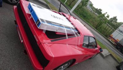 Ferrari Testarossa: nel vano motore ci sta una TV da 48 pollici!