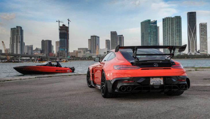 Mercedes AMG Cigarette Nighthawk motoscafo