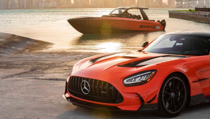 Mercedes AMG Cigarette Nighthawk motoscafo