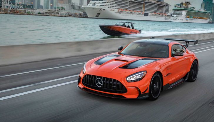 Mercedes AMG Cigarette Nighthawk motoscafo