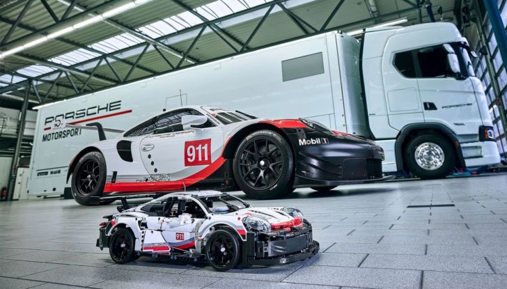 Porsche 911 RSR Lego