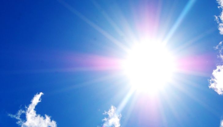 Auto parcheggiata sotto al sole