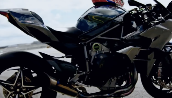 Auto, moto e aerei in sfida in una drag race pazzesca firmata Red Bull - Foto 1 di 8