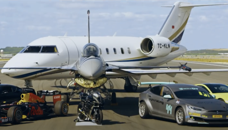 Auto, moto e aerei in sfida in una drag race pazzesca firmata Red Bull - Foto 2 di 8