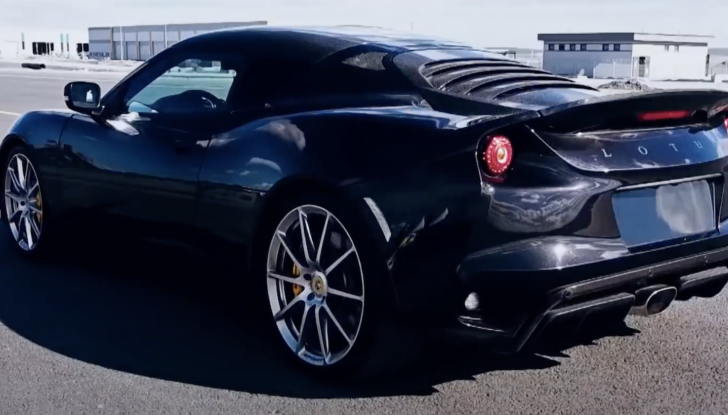 Auto, moto e aerei in sfida in una drag race pazzesca firmata Red Bull - Foto 6 di 8