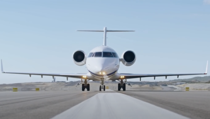 Auto, moto e aerei in sfida in una drag race pazzesca firmata Red Bull - Foto 8 di 8