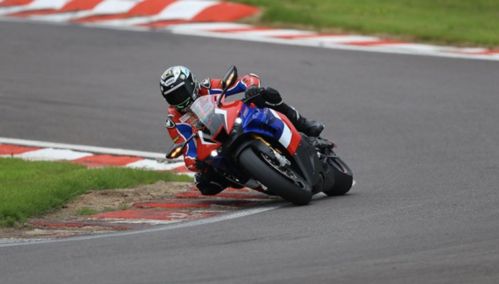 Honda: che sfida tra la Fireblade SP e la sorella da BSB - Foto 1 di 7