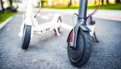 In arrivo nuove regole per i monopattini: casco obbligatorio e limiti di velocità