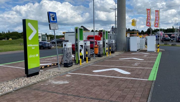 Colonnine di ricarica Fast per auto elettriche in autostrada in forte ritardo - Foto 2 di 8