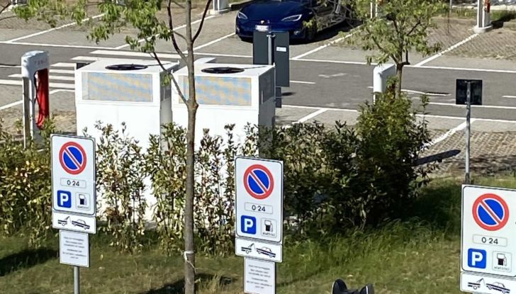 Colonnine di ricarica Fast per auto elettriche in autostrada in forte ritardo - Foto 4 di 8