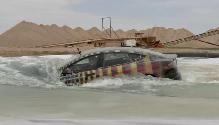 Tesla Model S batte Porsche Taycan al Nürburgring… e diventa un sottomarino! - Foto 4 di 6