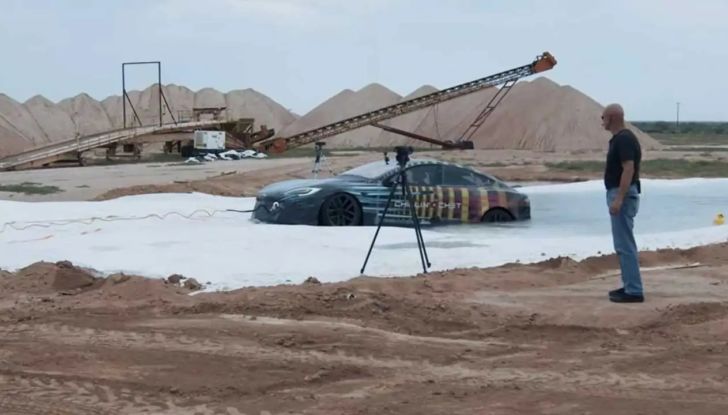 Tesla Model S batte Porsche Taycan al Nürburgring… e diventa un sottomarino! - Foto 6 di 6