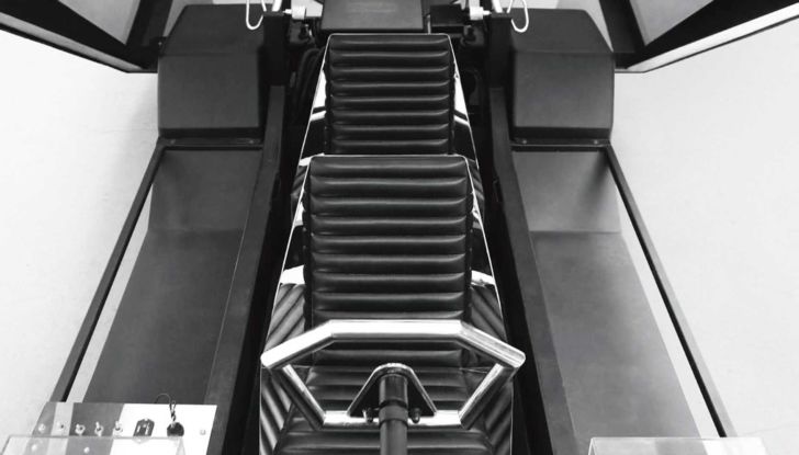 All’asta l’auto che mescola il fascino della Countach con le forme del Tesla Cybertruck - Foto 10 di 11