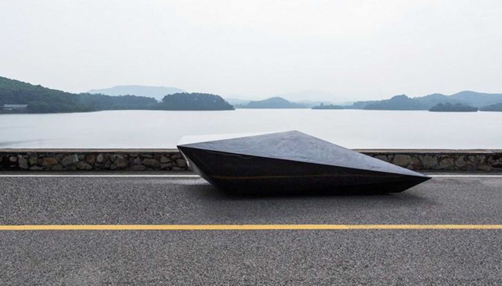 All’asta l’auto che mescola il fascino della Countach con le forme del Tesla Cybertruck - Foto 3 di 11