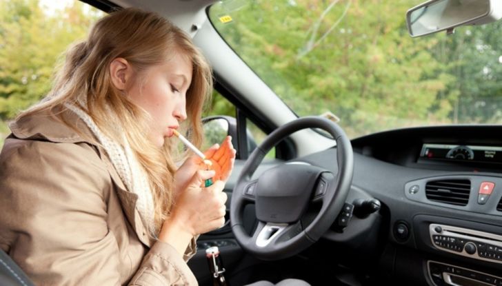 Fumare e svapare in auto: legge, divieti e multe - Foto 4 di 7