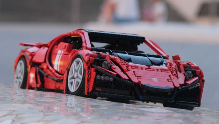 GTA Spano: il modellino LEGO ha 10 motori elettrici e tocca i 36,5 km/h! - Foto 16 di 18