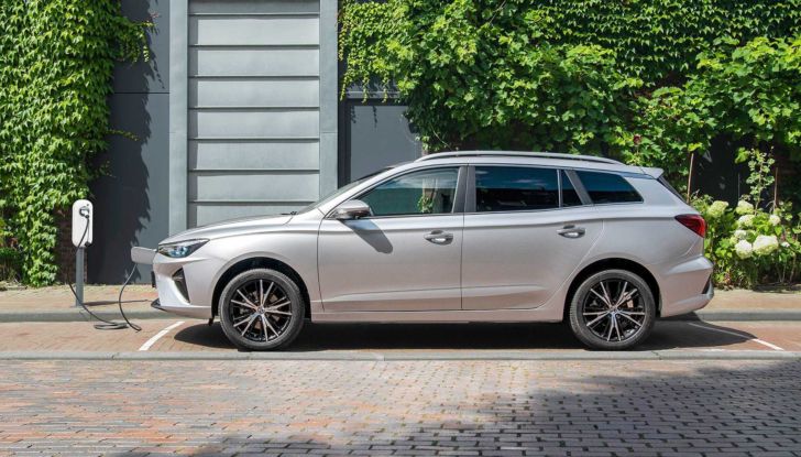 MG Europe debutta in Italia con MG5 Electric, ZS EV e Marvel R - Foto 5 di 9