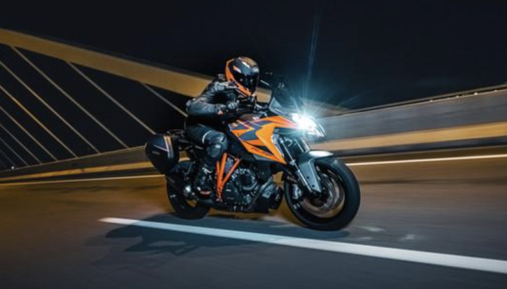KTM 1290 Super Duke GT: presentata la versione 2022 - Foto 10 di 11