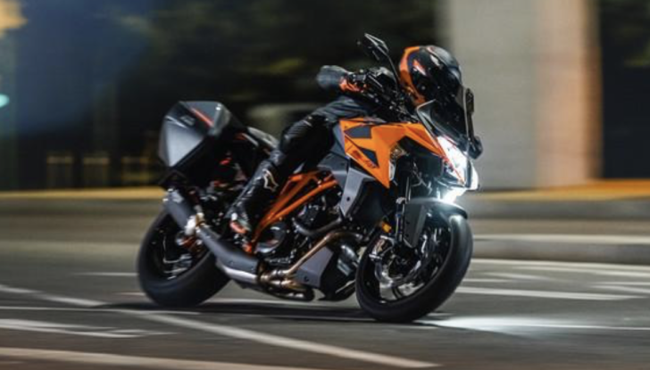 KTM 1290 Super Duke GT: presentata la versione 2022 - Foto 3 di 11