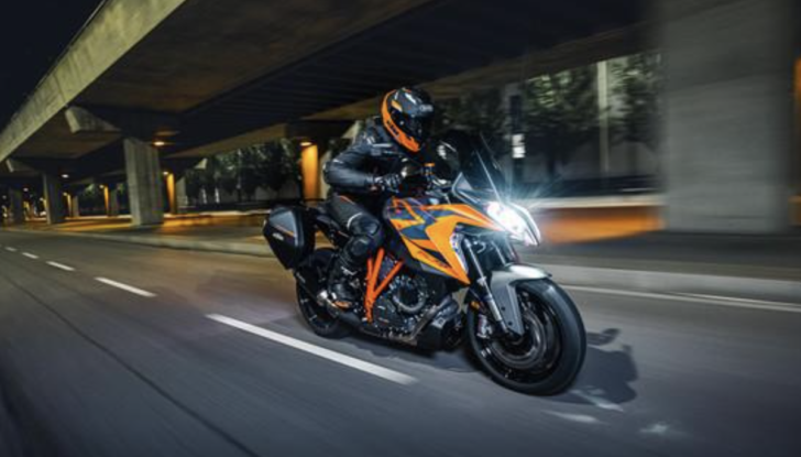 KTM 1290 Super Duke GT: presentata la versione 2022 - Foto 8 di 11