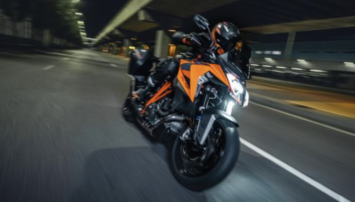 KTM 1290 Super Duke GT: presentata la versione 2022 - Foto 9 di 11