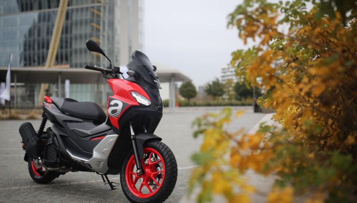 Aprilia SR GT: la Casa di Noale toglie i veli al suo primo scooter “urban adventure” - Foto 10 di 18