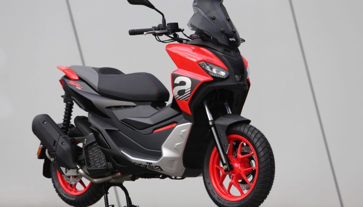 Aprilia SR GT: la Casa di Noale toglie i veli al suo primo scooter “urban adventure” - Foto 16 di 18