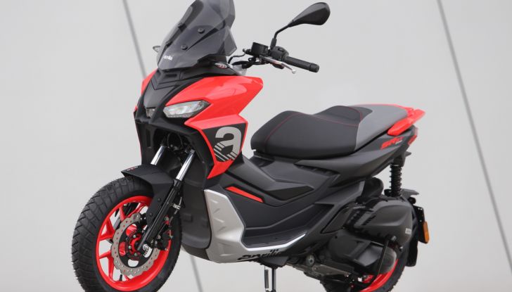 Aprilia SR GT: la Casa di Noale toglie i veli al suo primo scooter “urban adventure” - Foto 17 di 18