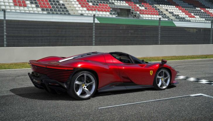 Ferrari Daytona SP3: la terza Icona di Maranello spinge il V12 a 840 cavalli - Foto 4 di 7