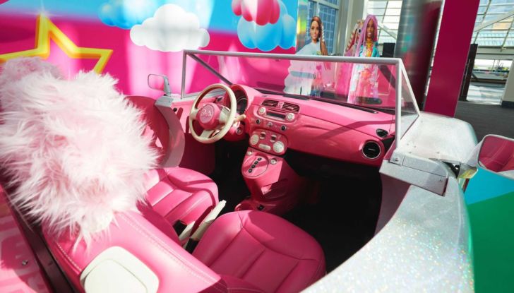 L’auto di Barbie a grandezza naturale… è una Fiat 500 elettrica! - Foto 5 di 11