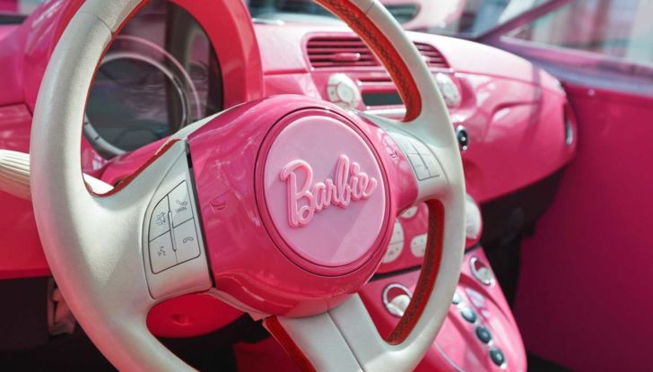 L’auto di Barbie a grandezza naturale… è una Fiat 500 elettrica! - Foto 7 di 11