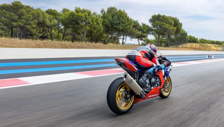 Honda CBR 1000RR-R Fireblade: la Superbike da 217 CV spegne 30 candeline - Foto 24 di 31
