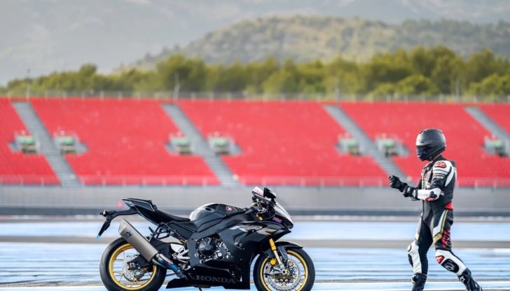 Honda CBR 1000RR-R Fireblade: la Superbike da 217 CV spegne 30 candeline - Foto 25 di 31