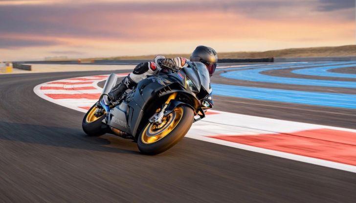 Honda CBR 1000RR-R Fireblade: la Superbike da 217 CV spegne 30 candeline - Foto 27 di 31