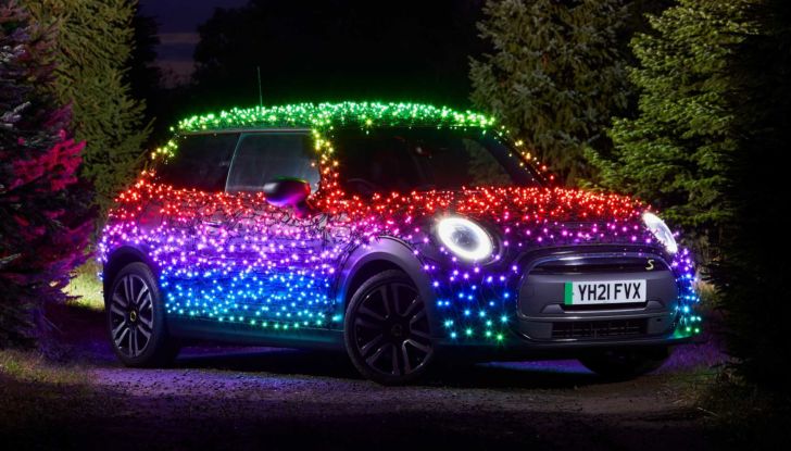 Mini Cooper SE: l’elettrica diventa un albero di Natale per beneficenza - Foto 2 di 9