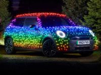 Mini Cooper SE: l’elettrica diventa un albero di Natale per beneficenza