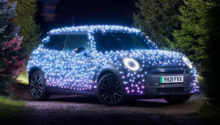 Mini Cooper SE: l’elettrica diventa un albero di Natale per beneficenza - Foto 3 di 9