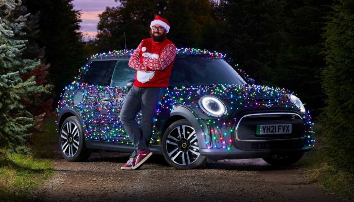 Mini Cooper SE: l’elettrica diventa un albero di Natale per beneficenza - Foto 4 di 9