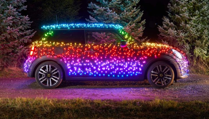 Mini Cooper SE: l’elettrica diventa un albero di Natale per beneficenza - Foto 6 di 9