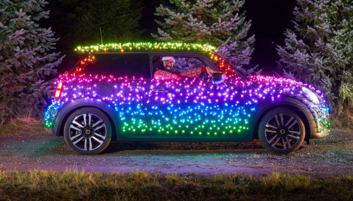 Mini Cooper SE: l’elettrica diventa un albero di Natale per beneficenza - Foto 7 di 9